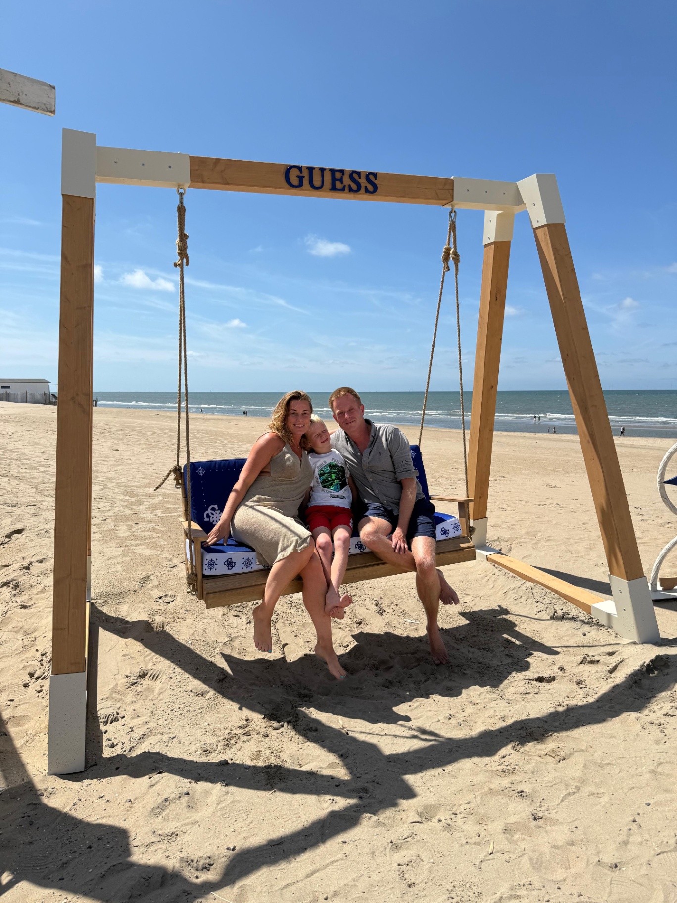 Gezin op de strandschommel in Castricum